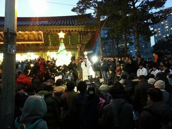 부처님이 계신 조계사에 켜진 성탄트리 앞에서 철도노조지지와 노동탄압을 중단하라는 종교계 합동예배가 진행중이랍니다.대통합은 바로 이런것 입니다.