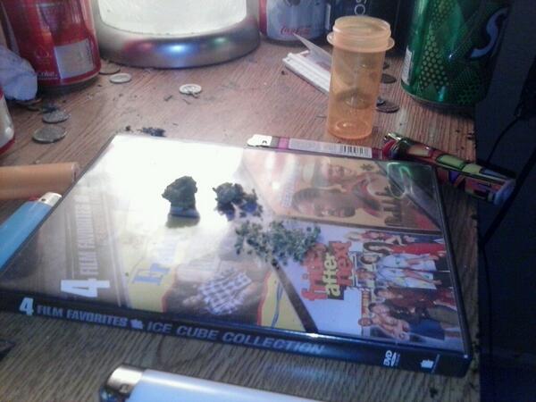 golfANDsmoke420's tweet photo. Xmas wake n bake? yes siiir! #deadhead OG http://t.co/WjYKQHkAKb