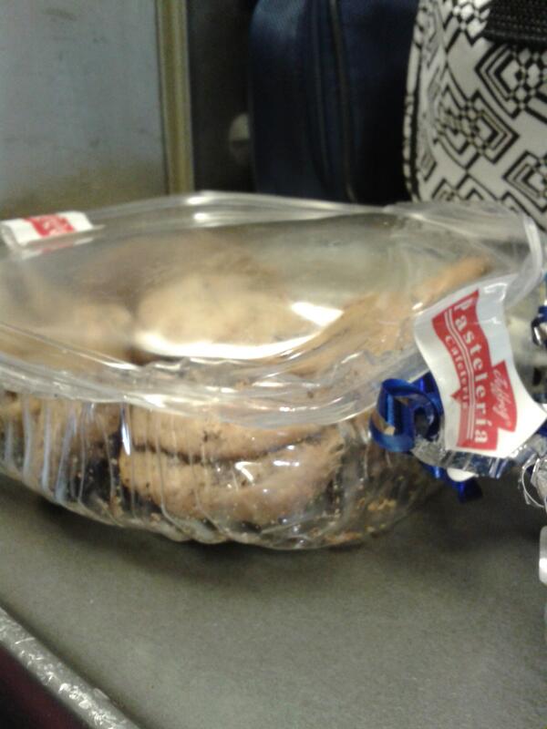 pelona_'s tweet photo. Por querer calentar mi torta de recalentado,  que me equivoco de horno le achicharro las galletas a @leslievarinia http://t.co/9KaoP2cS57