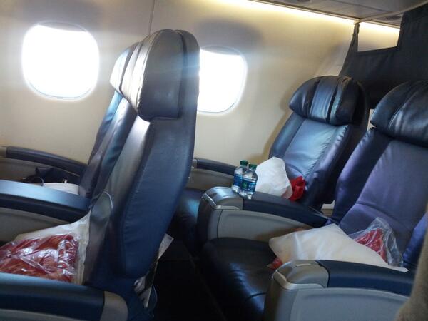 noelstoj's tweet image. Flight #2 LGA-MHT... Still no friends... #AttentiveService