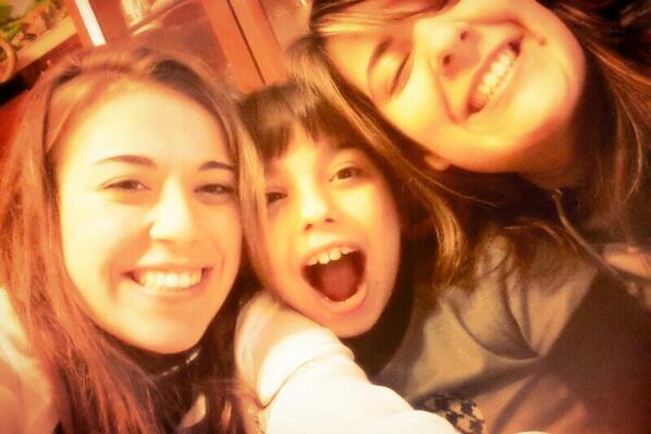 Sandra_TMdC's tweet photo. Feliz Navidad de parte de las Torrecilla! @AnaTorrecilla96 http://t.co/glk9BUMlFE