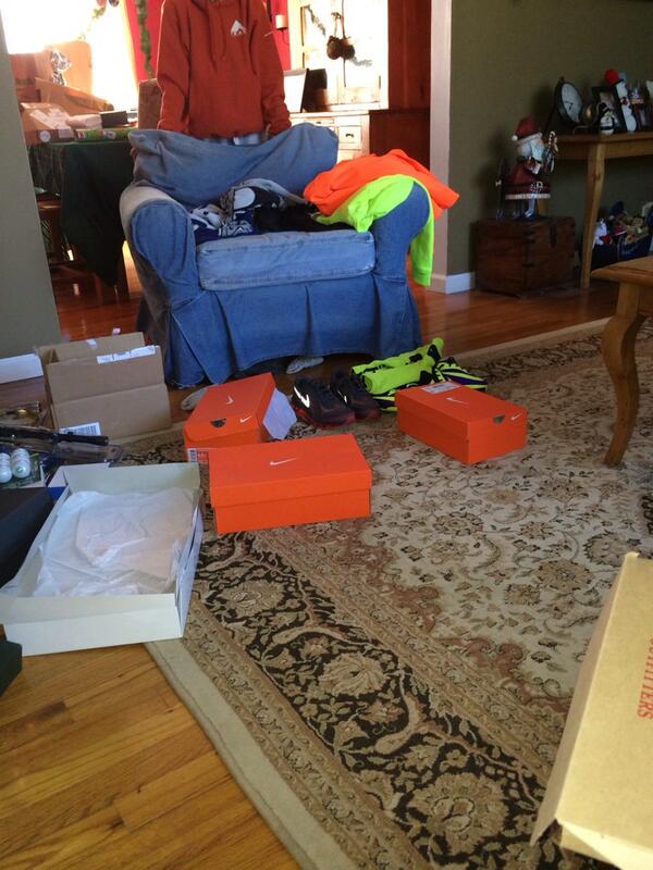 flock_0f_SIEGEL's tweet image. my brother is such a girl #3pairsofshoes