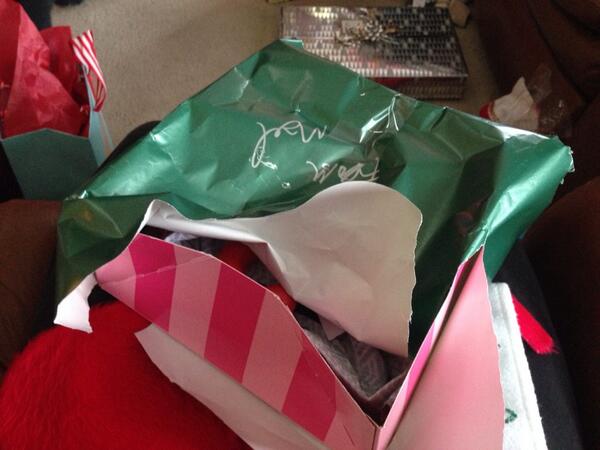TyBondy's tweet photo. @malbondy gift wrapping👌👌👌 #professional #Itswhatsinside http://t.co/Z9oMcaGQUp