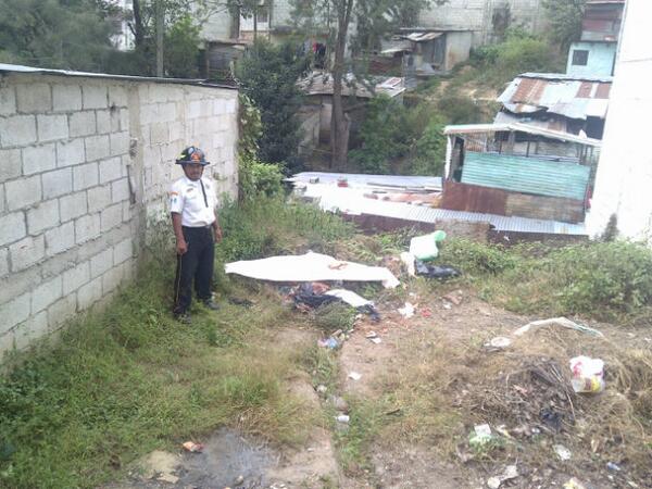 prensa_libre's tweet photo. RT @JMPatzan_PL: Localizan cadaver de hombre en Bosques de San Rafael z18,presenta señales de haber sido lapidado http://t.co/qFRh9atHmC