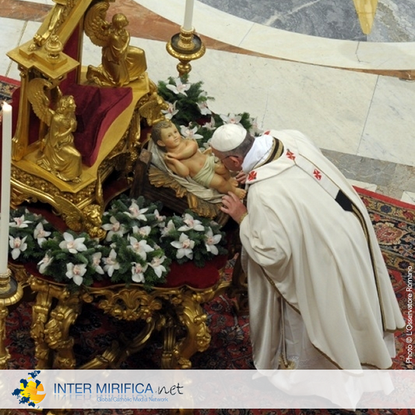 vaticannews_it's tweet photo. Feliz Navidad / Merry Christmas / Buon Natale / Feliz Natal / Buon Natale / Joyeux Noël /Wesołych Świąt. Sretan Božić http://t.co/h6Bu8RQFm5