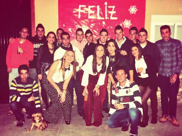Mariajosemb22's tweet photo. "@lorenaMB8: Nochebuena con los mejores y con la mascota http://t.co/p7peiaXOMx"