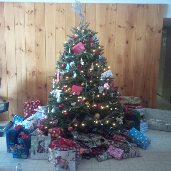 Clare088's tweet photo. McMahon Family Christmas! Merry Christmas Everyone!!! http://t.co/1h1rwTFcuP
