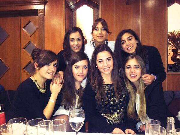 rocioaguilera27's tweet photo. Primas Garrido! @lorenagarridour @carlaaguilera20 @94Dalia @green_eyed @miregg90 #Comida25 :) http://t.co/h5JiVq1CxH