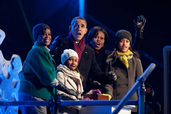 ObamaWhiteHouse's tweet photo. Merry Christmas! http://t.co/SScJ2oy46L