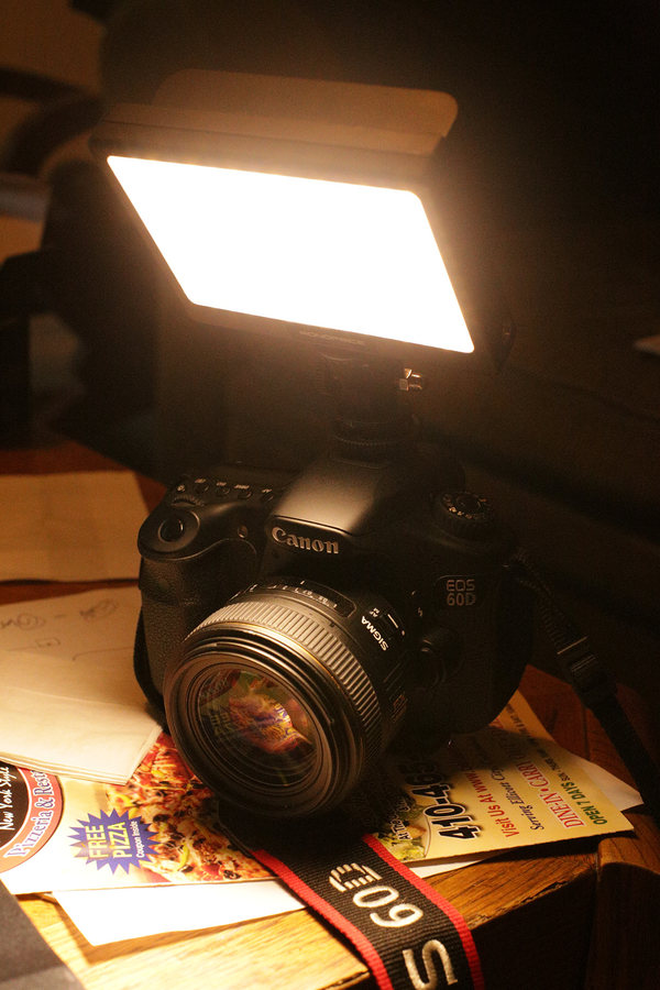 AetherTapTweets's tweet photo. a color adjustable LED video light for my DSLRs for ~$50... thanks @monoprice !  #DSLRvideo #needLight http://t.co/kPtDnKaPRg