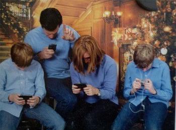 Hey_Look_Up's tweet image. Merry Christmas! Now put your phone down and spend some quality time with your family! :)