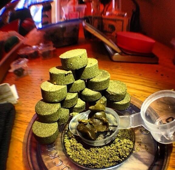 chartaddicts's tweet photo. These bitches made a damn sand castle out of bubble hash http://t.co/dSca8eyTRF