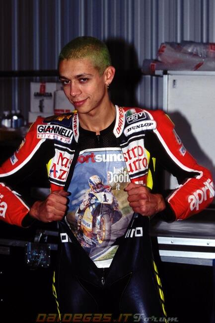 Valentino Rossi con una camiseta de Mick Doohan bajo el mono... De un gran campeón a otro! <a href="/ValeYellow46/">Valentino Rossi</a> <a href="/micksdoohan/">Mick Doohan</a>