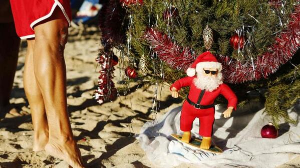 YahooNews's tweet image. Santa makes an appearance on a beach in Hawaii. (Reuters/Kevin Lamarque)