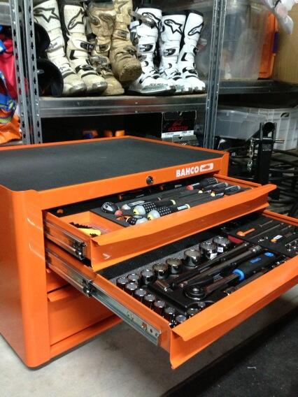 LaiaSanz_'s tweet photo. Amb aquest super regal del Caga Tió ara #noexcuses, a fer un intensiu de mecànica!!!😅🔨🔧🔩🎁 http://t.co/bn4ik3wZXP