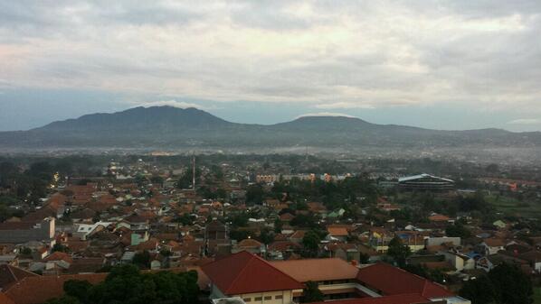 rinalpi's tweet photo. @rinalpi Dari atas EDGE apartemen Baros http://t.co/ywHmrNs6pt