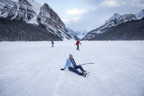 ExploringCanada's tweet photo. 「새하얀 이 겨울에 넉넉한 네 품에 안기어 본다.」 레이크 루이스(Louise),  넌 참 아름답구나! @알버타 주 http://t.co/9OCVj701Uw