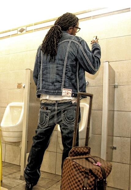 NobodyIsHome000's tweet photo. 2 Chainz multi-tasking http://t.co/8vzGDdyNXG