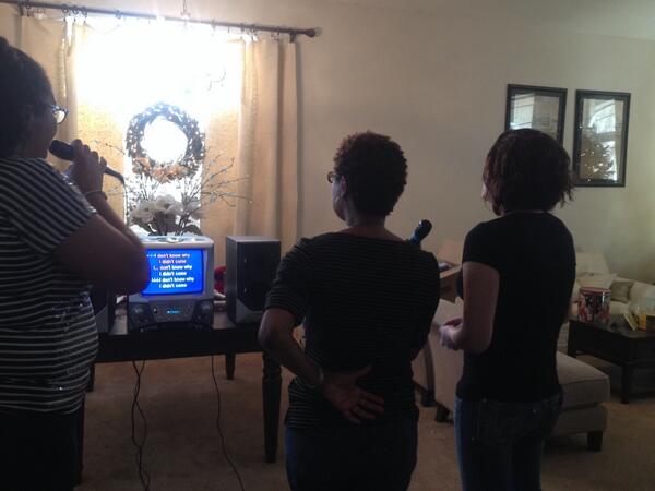 LuxuriousKid's tweet image. Definitely got a karaoke machine for Christmas 😂🎤😍👌🎄 #allday #jesusthisisfun