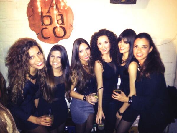 maricruztury's tweet photo. Nochebuena, buenaaaa!!! Con mi @anitaoroben @Laurachamlin @Marta_Amador @a_diaz87 @Vicky_vgp  #cristy http://t.co/o0jd4wWxKo