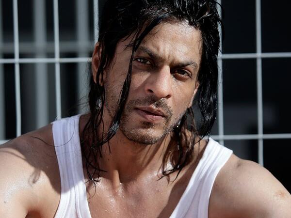 filmfare's tweet photo. SRK turns gangster :: http://t.co/uDJs3I600m :: http://t.co/3FMeSziXoJ
