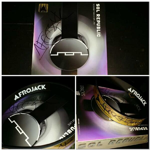 Afrojack247's tweet image. RT this for a chance to win these @djafrojack signed headphones! Once this hits 350 RTs I'll randomly choose someone!
