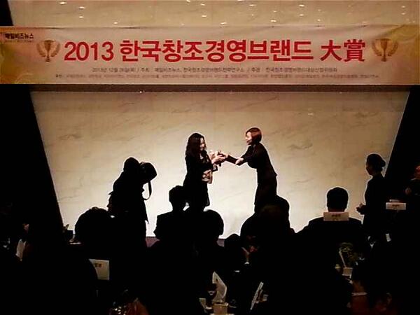 originalpumba's tweet photo. 2013 한국창조경영브랜드 문화예술부 부분시상하시는 품바오리지널 박정재 대표님
축하드립니다 품바는 쭈욱 계속 됩니다... http://t.co/b9nHviqQXH