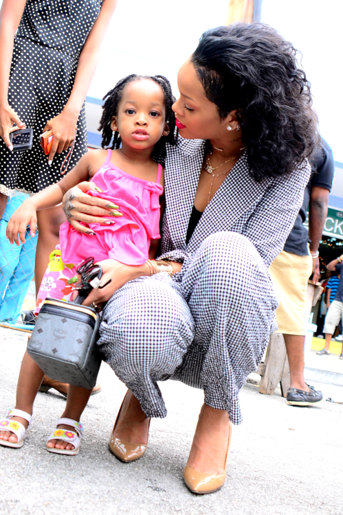 Rihanna News on X: Rihanna shopping in Barbados (December 24th)   / X