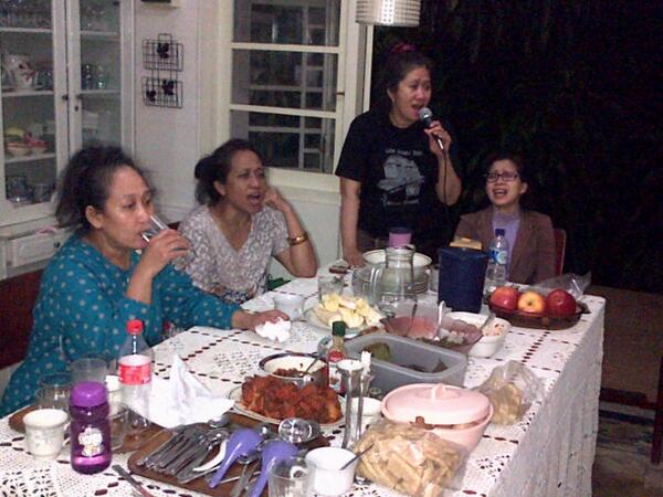 becurly's tweet image. The karaoke moms #megamendung