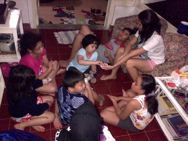 becurly's tweet image. Kids playing uno cards #megamendung