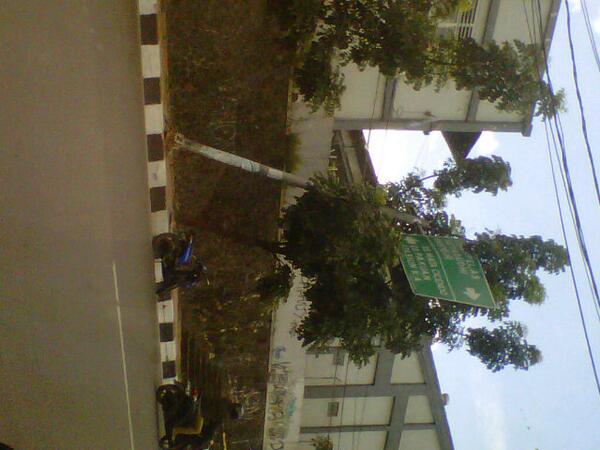 wl1509's tweet photo. @ridwankamil  @Dishub,, Plang ambruk ketahan pohon,, tgg pohon ambruk aza nieh.....*peduli lingkungan http://t.co/HTHuS342mF