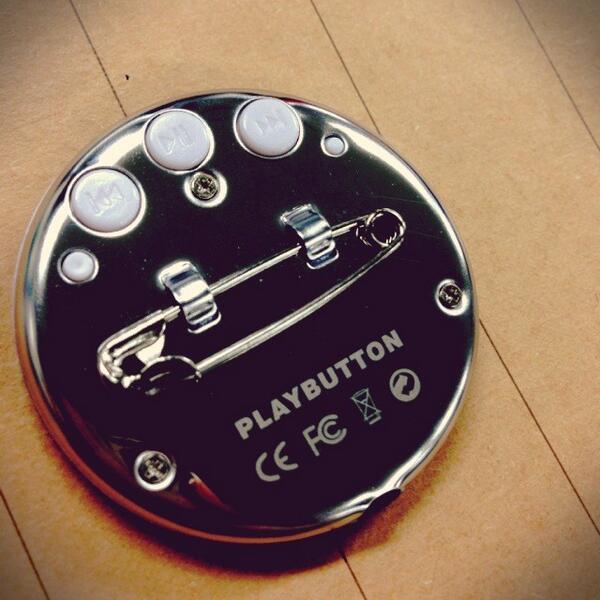 Playbutton 公式 プレイボタンの音量調整 真ん中の3つのボタンに注目 左 長押しでボリュームダウン 右 長押しでボリュームアップ ちなみに真ん中長押しで1曲目に戻ります 音量を調整して Let S Enjoy Playbutton Http T Co Lfcy1ulznm