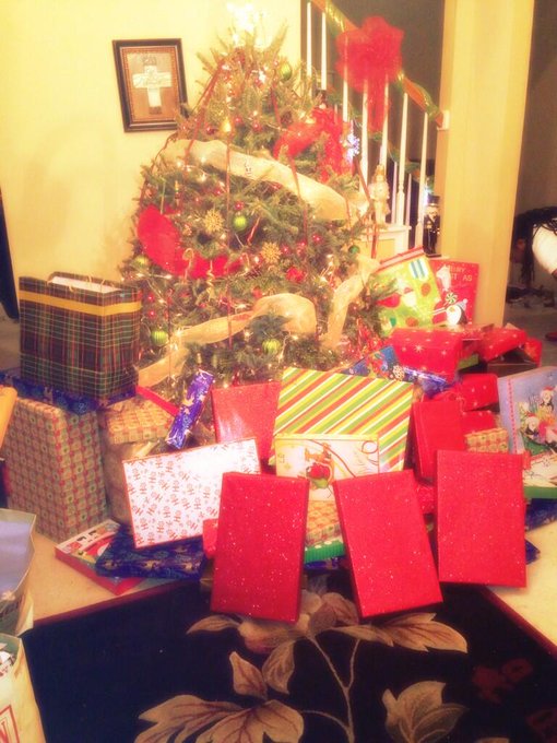 MERRY #GMG CHRISTMAS TO US !! Gifts all around and more on the way !! http://t.co/bD8TSCUTS4<a href="/tag/gmg"class="tags">#GMG</a>