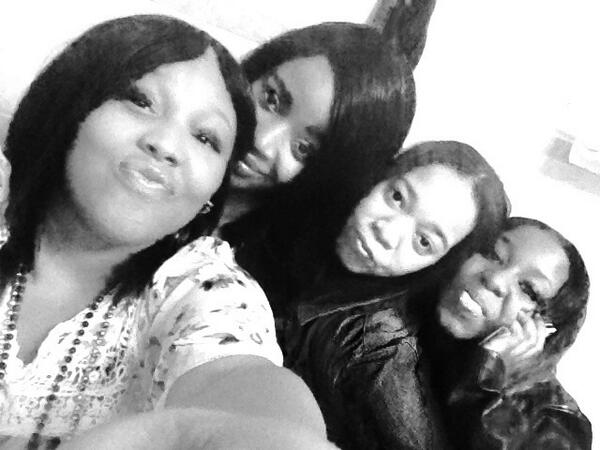 Babby_berry's tweet photo. Me my bitches http://t.co/0T9xVV3Ewk