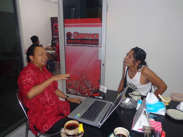 NawaCita_'s tweet photo. 23/12/13 | Dr. Ir. Wayan Koster, MM bersama artis pop Bali "BAYU KW" di sekre Gema PDI Perjuangan Bali @Balitoday http://t.co/IpVH5euxu0