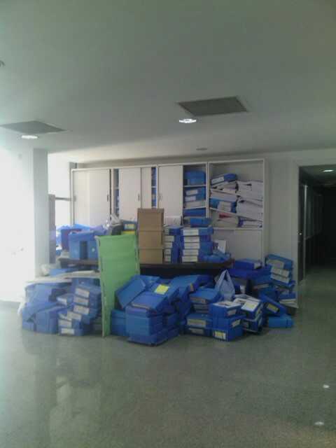 gulsaltun's tweet photo. İl ozel idarede gecen bir gun daha. Bos bos bekleyecegime buralari mi toplasam? http://t.co/giM550odaD