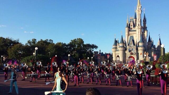 マーチング部 Dci 13年キャロライナ クラウン ディズニーパーク クリスマスパレード 動画です マ Carolina Crown Disney Parks Christmas Parade Http T Co 0gzysfdkmb Http T Co Ump2lasrjs Twitter