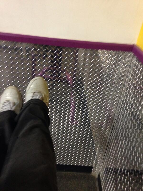 bgverrastro's tweet image. #FloorIsLava @JiggityJenkins #RomanChair #gym