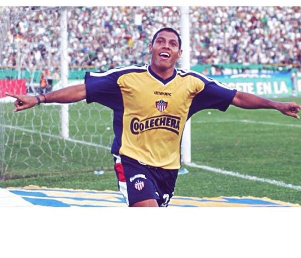 SOLO_JUNIOR's tweet photo. Ídolo es ídolo. Bienvenido! http://t.co/iqMtlafoBM