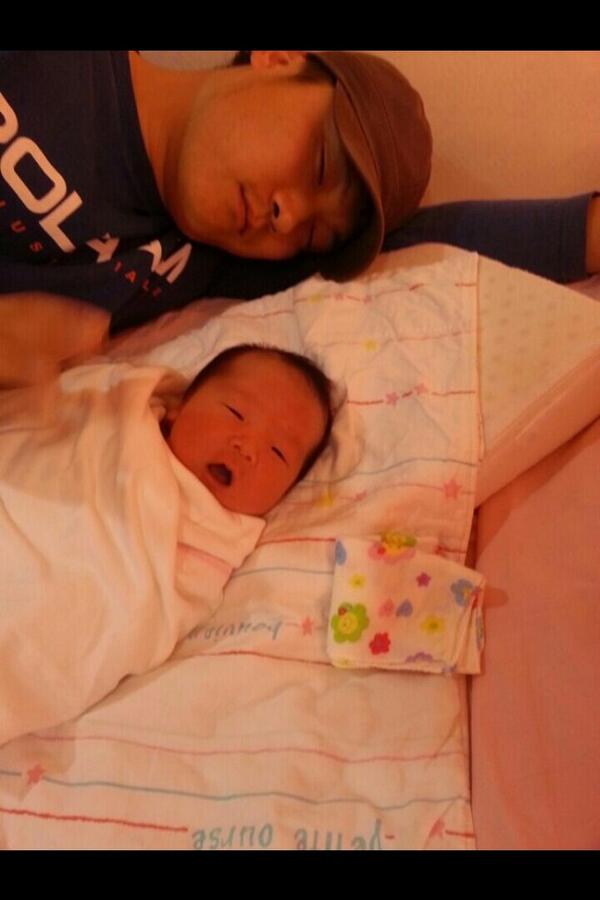 내동생이 아빠가 되다니 ....  둘이 닮았다