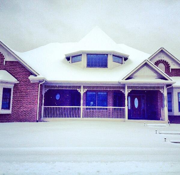 HutchB22's tweet image. Snoooowww. Guess if I wanna get out of the house i better start shoveling :/ #Midwestproblems #overthecold