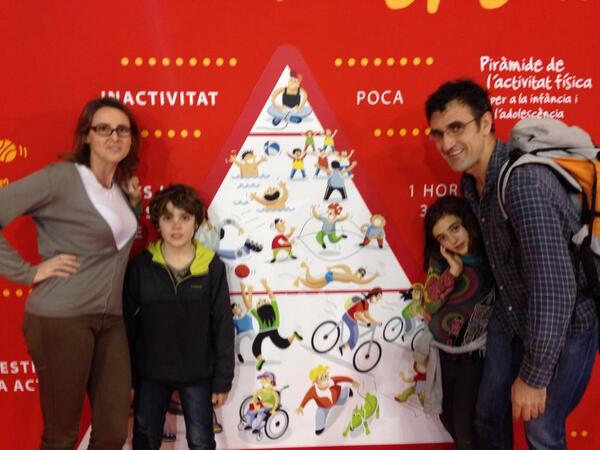elPiscolabis's tweet photo. @gemmirp @gencat @salutcat Activitat física i alimentació per a la salut: els nens ho saben. Festival Infància. BCN http://t.co/brHRAZiHUN