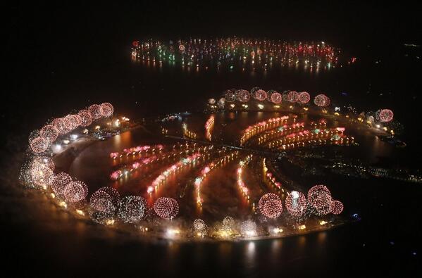 FlaviaLoggia's tweet photo. "@repubblicait: Dubai, fuochi d'artificio da Guinness per Capodanno http://t.co/K3QSypZFB9 http://t.co/NCV61vYpO7"
Follia!!