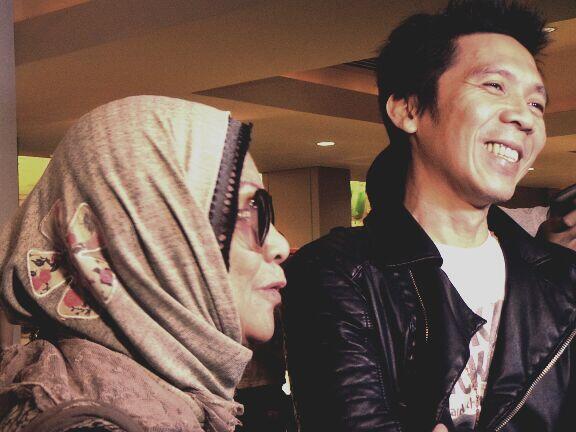 slankdotcom's tweet photo. Kalo kata Bunda Iffet @veceha, "Ibu-ibu mesti nonton film #SLANKNGGAKADAMATINYA..." http://t.co/TjduvBHqm3