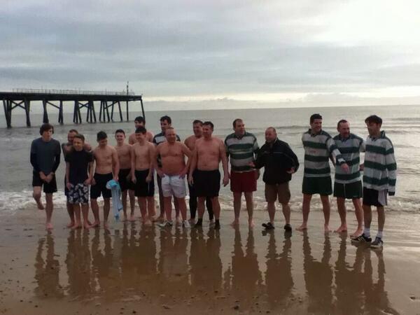 BecclesCaxtonFC's tweet photo. #Caxtonfestivedip #bcfc #cold #RealAthletes http://t.co/WsZL9Fbo86