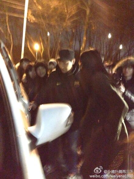 "@.crouchy929: cr as tagged: Vic at sm ent fancam "  WOOOOAAAAH PAKE JAKET BARCA !! Hahahahaha