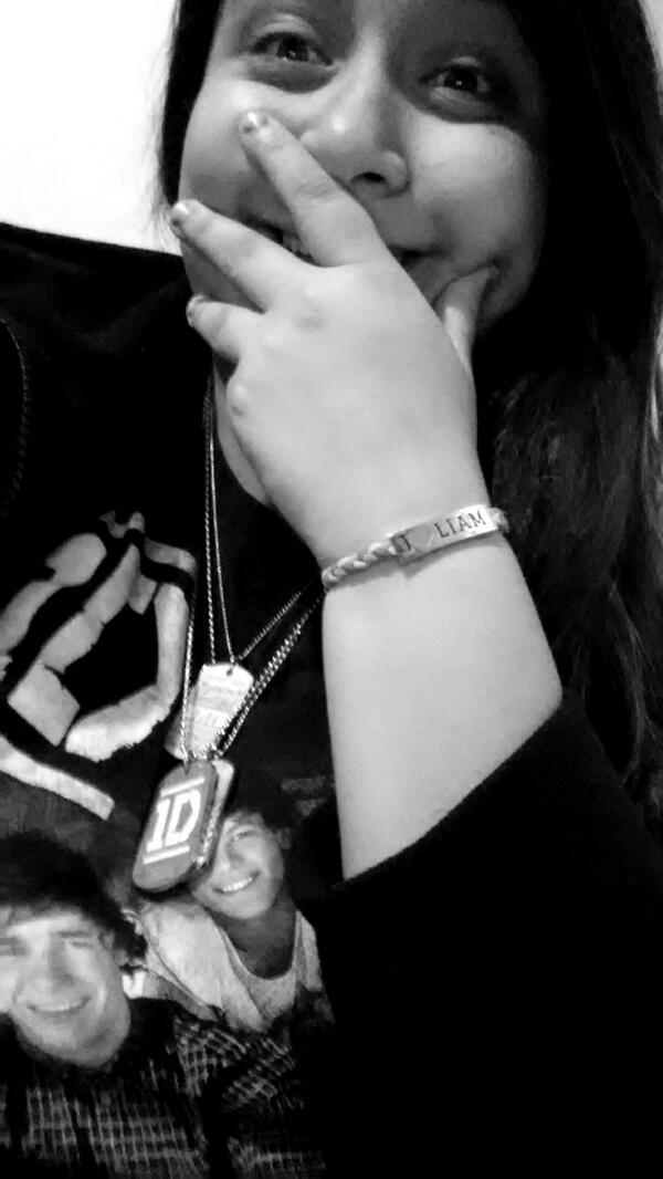rosaaababosa's tweet image. Mmmhmm, my shirt💞 #OneDirectionmerch #Iloveliambracelet #louisnecklace #liamnecklace #wmybnecklace #1DShirt