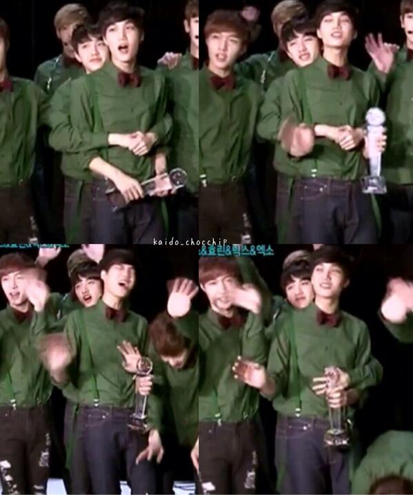 KAIDO_CHOCCHIP's tweet photo. พี่คยองกอดน้องไม่ปล่อยเลย~ ไหล่จงอินเป็นของคยองซูว >_< #kaisoo http://t.co/Rmq3gCRwSr