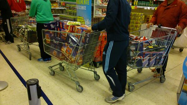 palmendro's tweet photo. Carrefour de Mérida, estos chavales se van a preparar una buena... http://t.co/EX1HnWCZqi