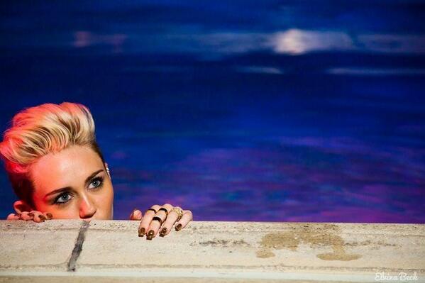 Майли сайрус doctor. Miley Cyrus. Майли Сайрус рыжая. Meet Miley Cyrus Майли Сайрус. Маникюр Майли Сайрус.